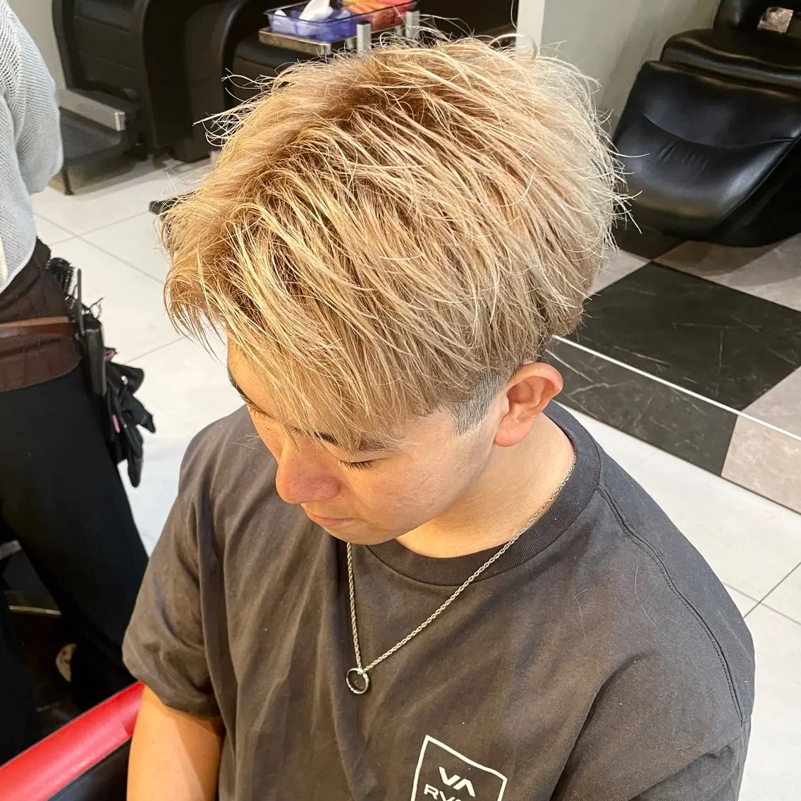 ショート カラー メンズ メンズブリーチ ベージュカラー ブリーチ カット ヘアカラー メンズヘア特化 崎田 成人のヘアスタイル