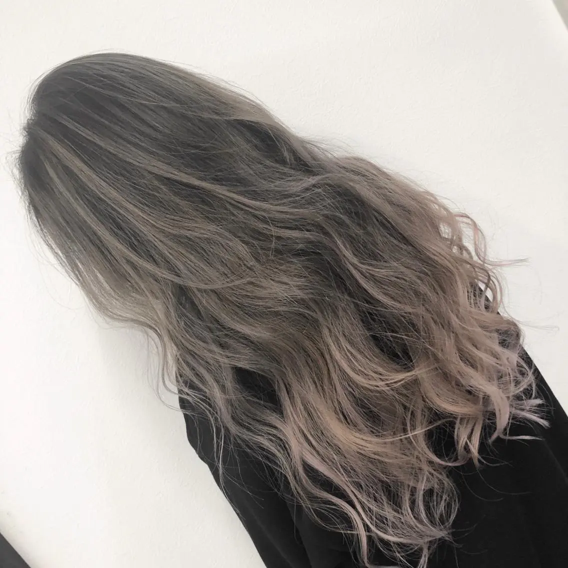 ロング カラー ヘアアレンジ バレイヤージュ デザインカラー ハイライトカラー 外国人風カラー ハイライト アンドウ ユウ/ レイヤーカット/韓国のヘアスタイル