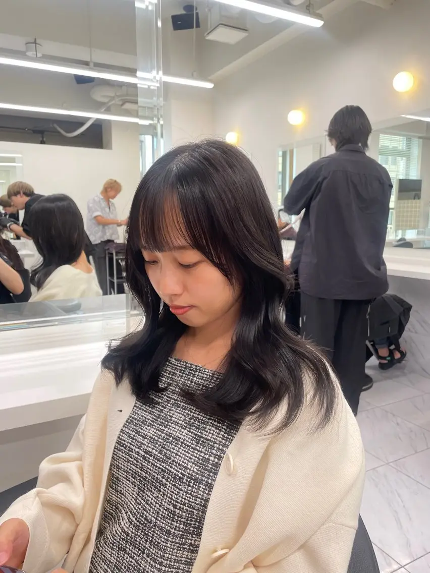 セミロング カラー 抜け感レイヤー︴ ニュアンスカラーのヘアスタイル