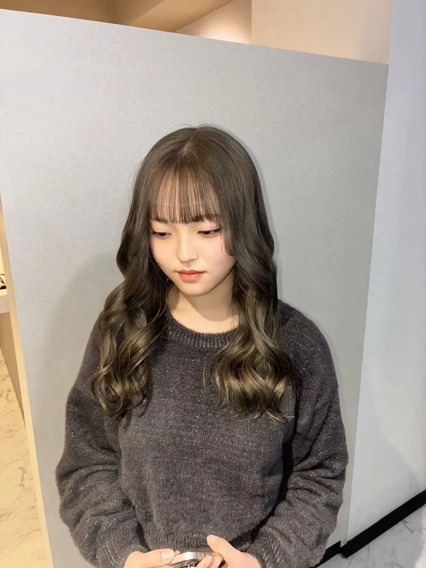 カラー ブリーチ グレージュ ミルクティーグレージュ ハナダ メイのヘアスタイル