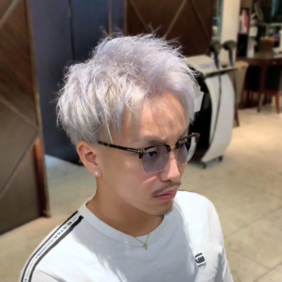 カラー メンズ シルバー ホワイトシルバー カット ヘアカラー トリートメント メンズ専門 井藤 雅也のヘアスタイル