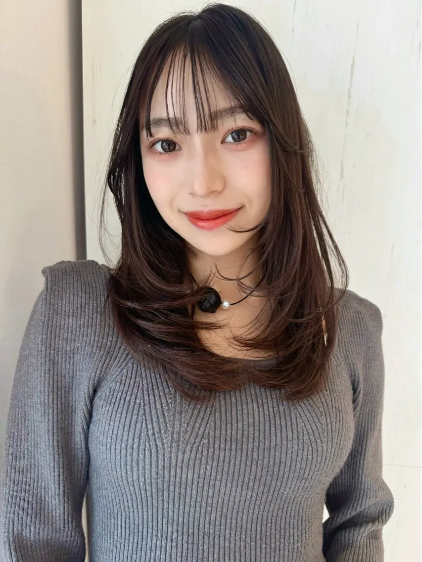 ミディアム カラー ミディアムレイヤー レイヤーカット おくれ毛 カット ヘアカラー トリートメント レイヤーカット、 大人可愛い　中村美羅のヘアスタイル