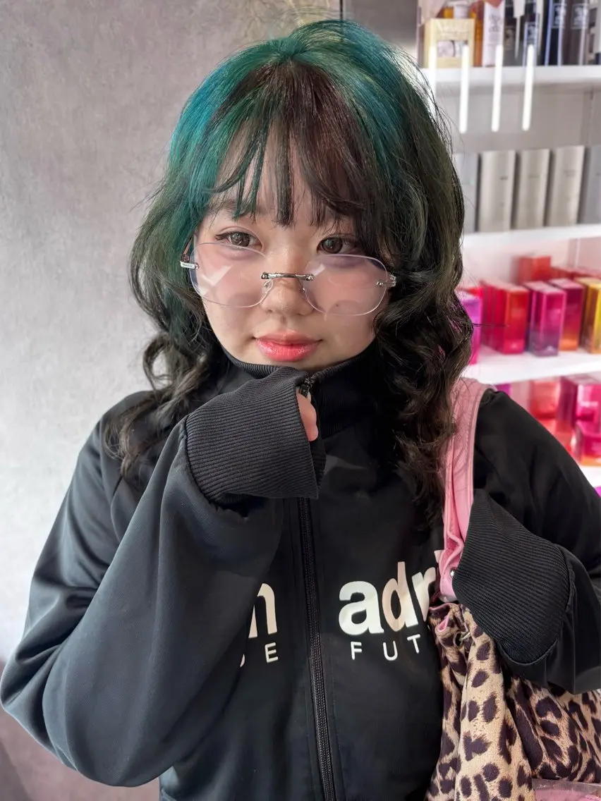 セミロング カラー ヘアアレンジ 切りっぱなしボブ ブリーチ デザインカラー ダブルカラー イヤリングカラー ヘアカラー color.nail 🫧ionaのネイルデザイン