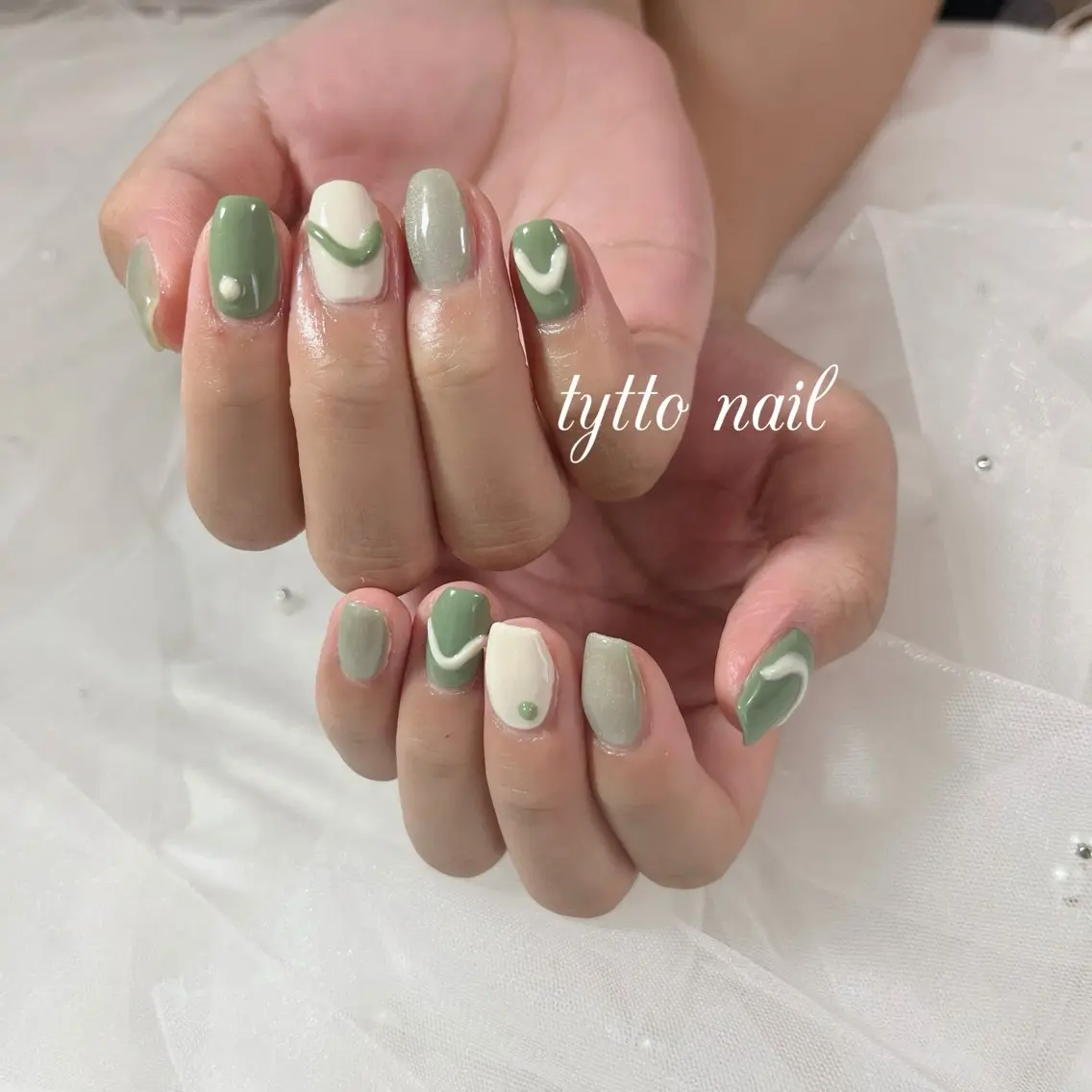ネイル グリーン 韓国ネイル マグネットネイル ワンカラーネイル ぷっくりネイル ハンドネイル tytto nail ❤︎‪‪eri‪‪のネイルデザイン