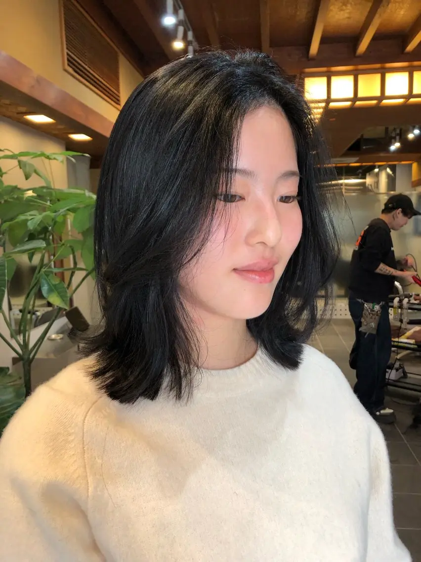 ミディアム 顔まわりレイヤー 顔周りカット レイヤーカット カット ヘアカラー ゆるふわガーリーst yle🩰yuukaのヘアスタイル
