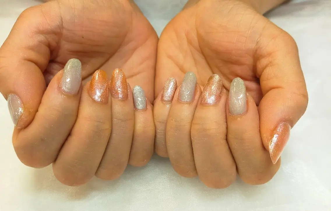 ネイル キラキラネイル マグネットネイル オレンジ シルバー maruyasu. yのネイルデザイン