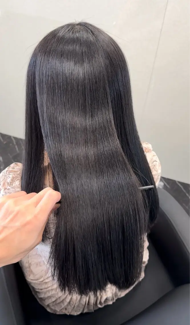 ロング カラー パーマ ヘアアレンジ メンズ キッズ メンズブリーチ メンズ韓国風 黒髪 ブリーチ ブルーカラー 髪質改善Ⅰ透明感 艶カラーⅠたつやのヘアスタイル