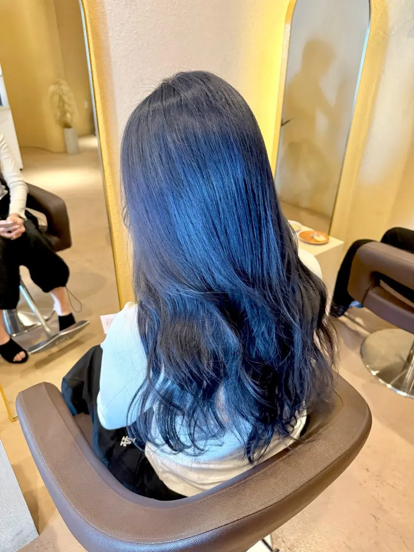 ロング カラー ブリーチ ブルーカラー ネイビーカラー Risa🐈⬛/ グレージュ/透明感のヘアスタイル