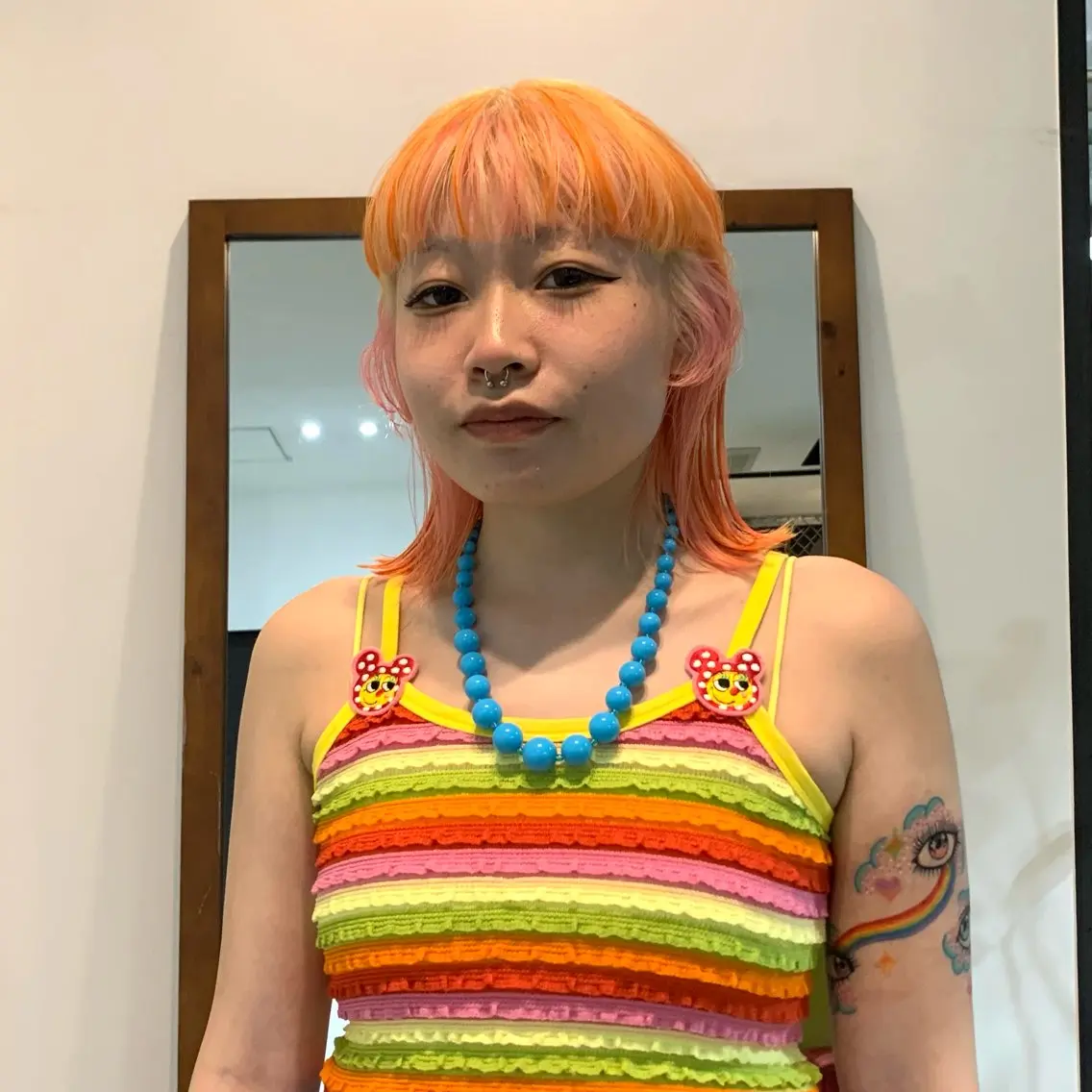 ミディアム カラー ブロンド デザインカラー オレンジ ピンクカラー ヘアカラー トリートメント 的場 莉音のヘアスタイル