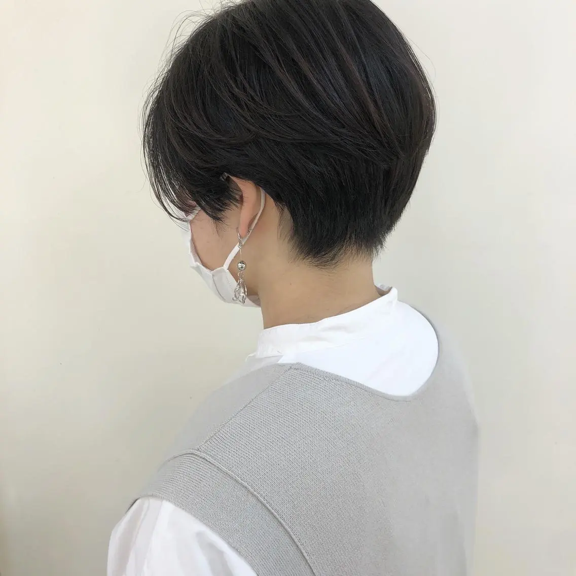 ショート ハンサムショート ショートヘア レイヤー/顔まわり カット/地毛風カラーのヘアスタイル
