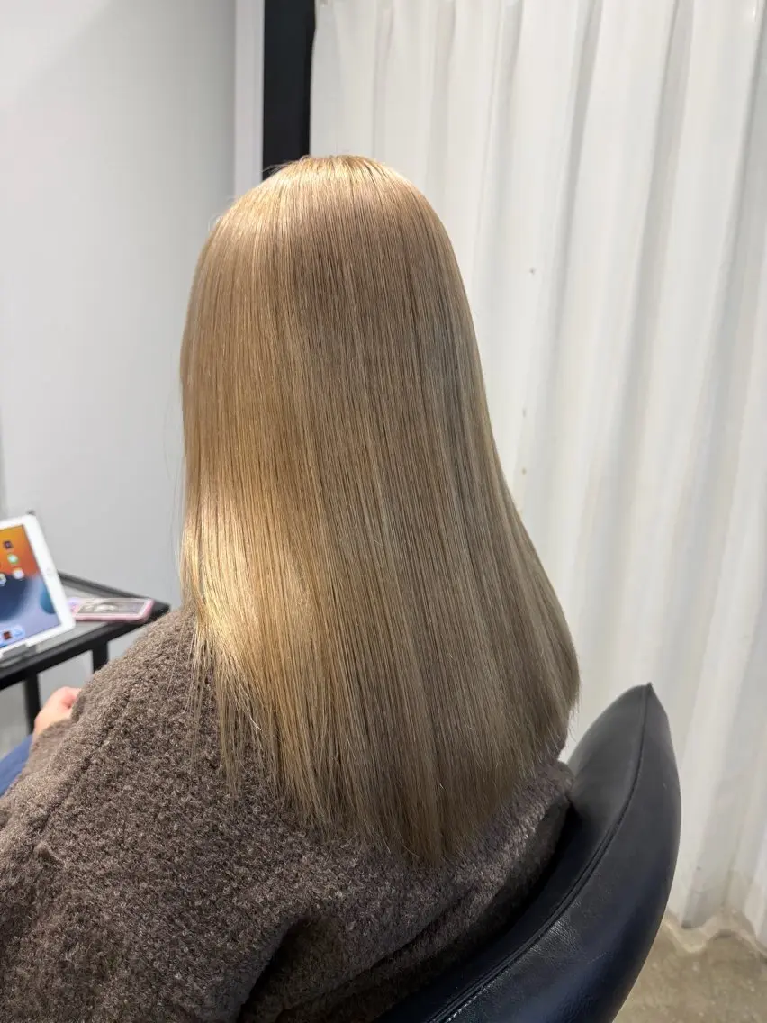 ロング カラー ベージュカラー ハイトーンカラー ミルクティーベージュ カット ヘアカラー ヨシオカ マオのヘアスタイル