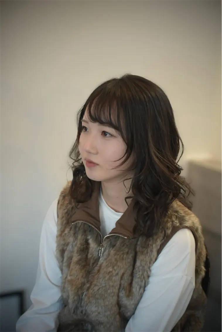 ミディアム ヘアアレンジ 顔まわりレイヤー 顔周りカット レイヤーカット 岩村 夏姫のヘアスタイル