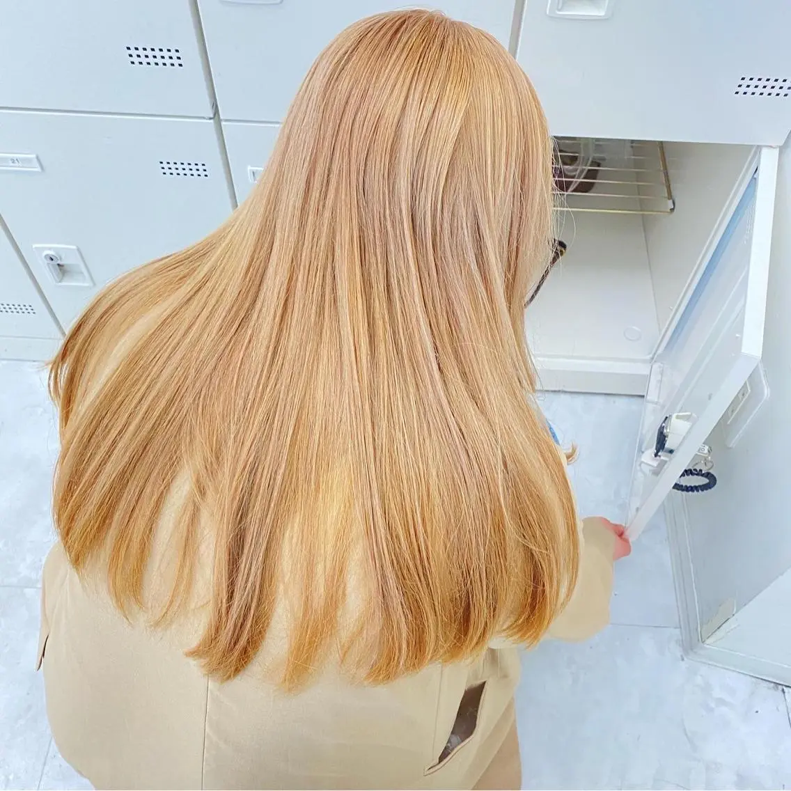 ロング カラー ヘアカラー 名古屋ムラ修正 ハイトーンのヘアスタイル