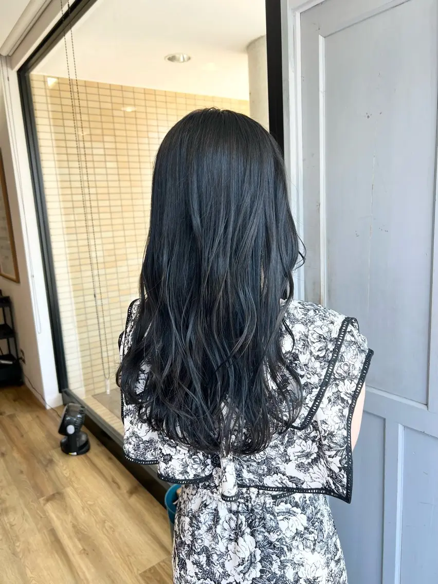ロング カラー 黒髪 ブルーカラー ブルーブラック ヘアカラー トリートメント 堀 望美のヘアスタイル
