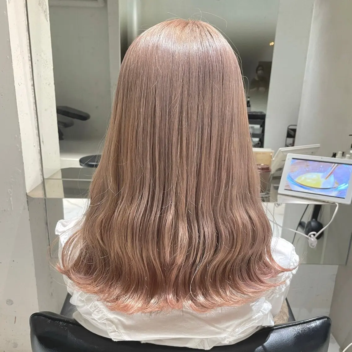 ロング カラー ベージュカラー ブリーチ ピンクカラー ピンクベージュ 艶くすみカラー /縮毛/川添桃花のヘアスタイル