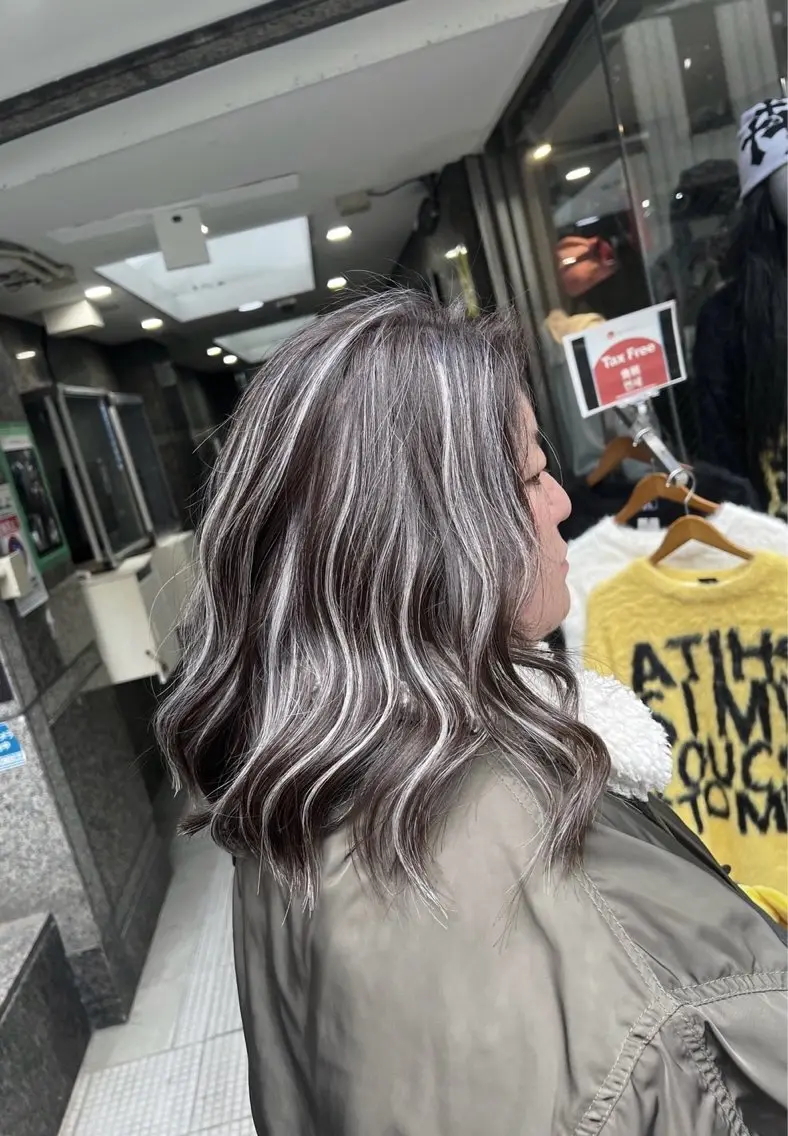ミディアム カラー ダークグレー ダークグレージュ グレージュ ハイライトカラー ハイライト カット ヘアカラー トリートメント 指名数No.1 /NAOYAのヘアスタイル