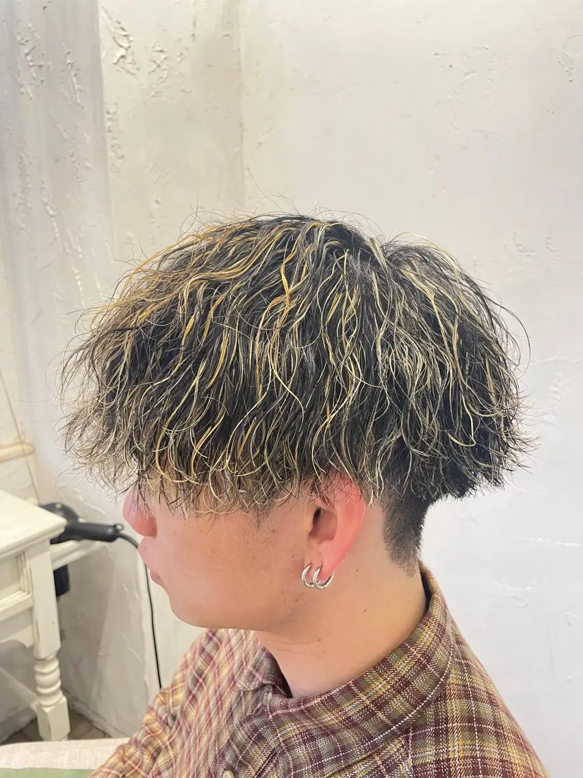 カラー パーマ メンズ メンズハイライト メンズパーマ 波巻きパーマ ハイライトカラー カット ヘアカラー メンズパーマ👑 Takashiのヘアスタイル