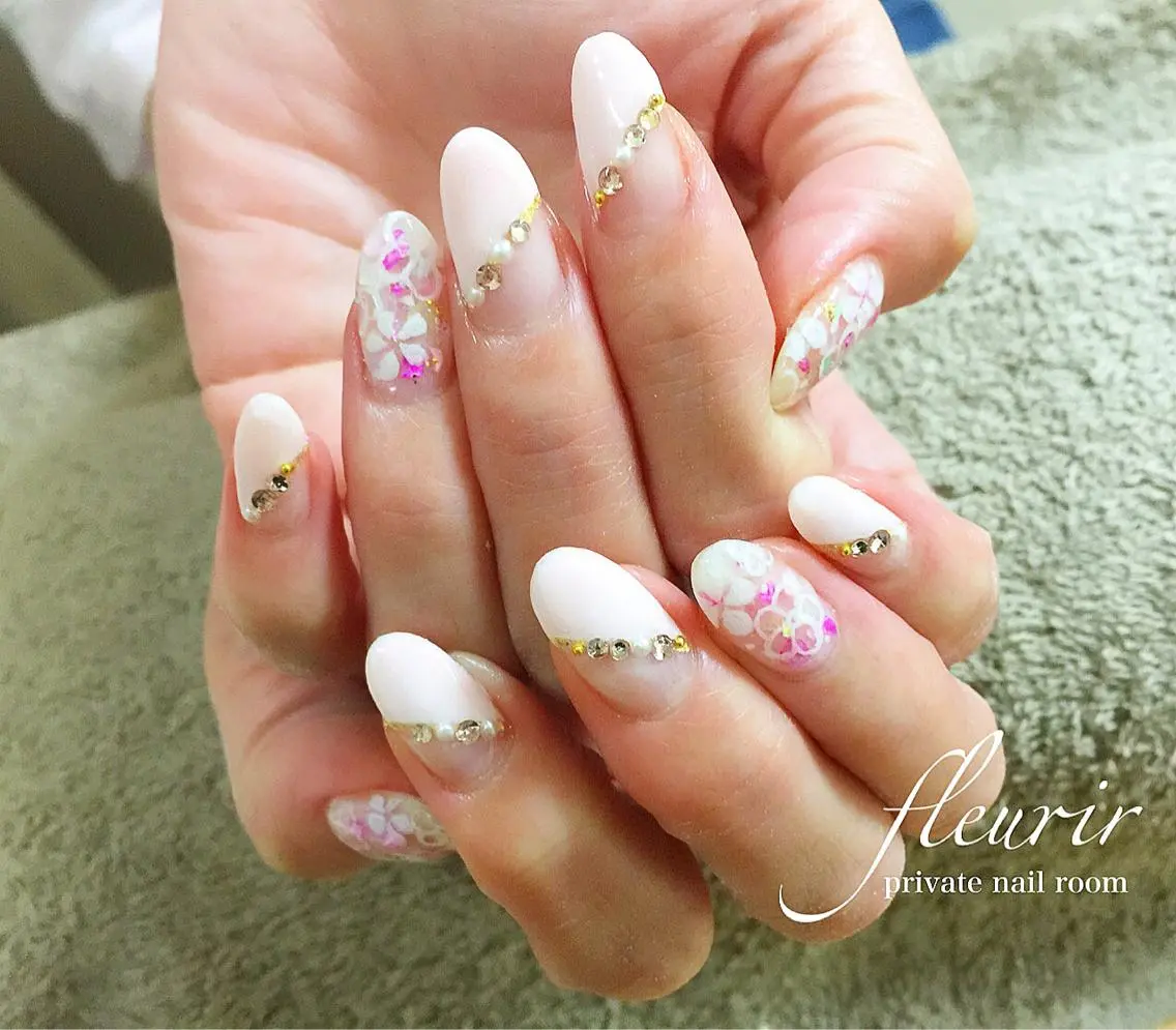 ミディアム ネイル フラワーネイル フレンチネイル 斜めフレンチ ピンク フルリール 【プライベートサロンのネイルデザイン