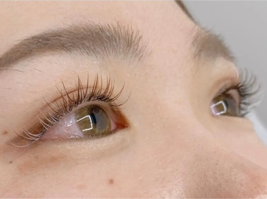 マツエク・マツパ カラーマツエク 赤み無し柔らかカラー 【梅田】madokaのヘアスタイル