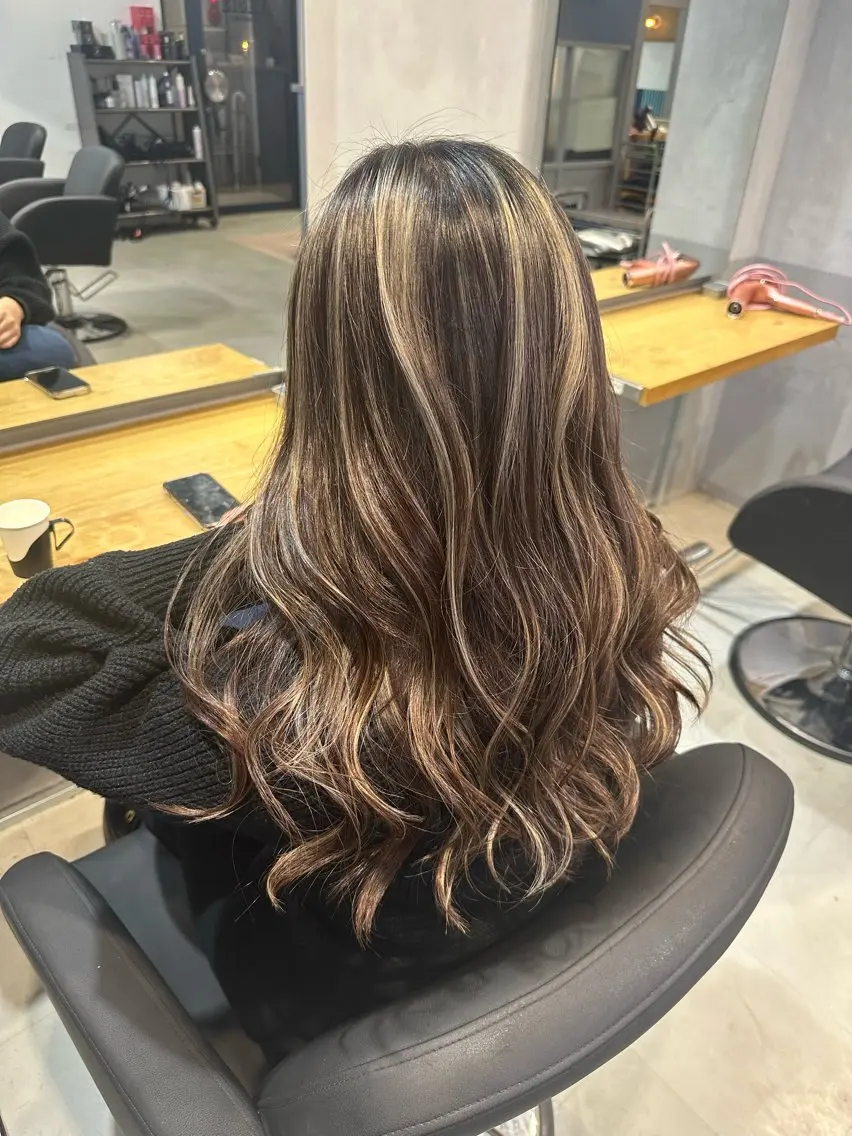 ロング カラー ハイライトカラー ハイライト ヘアカラー トリートメント 🌟ハイライト/ハイ トーン🌟MIKIのヘアスタイル