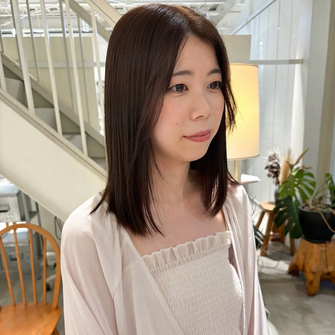 セミロング カラー アッシュ アッシュブラウン ブラウンカラー ヘアカラー 周東 芽依のヘアスタイル