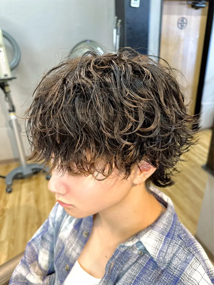 パーマ メンズ 波巻きパーマ メンズウルフカット ウルフカット arika オケシ　リョウダイのヘアスタイル