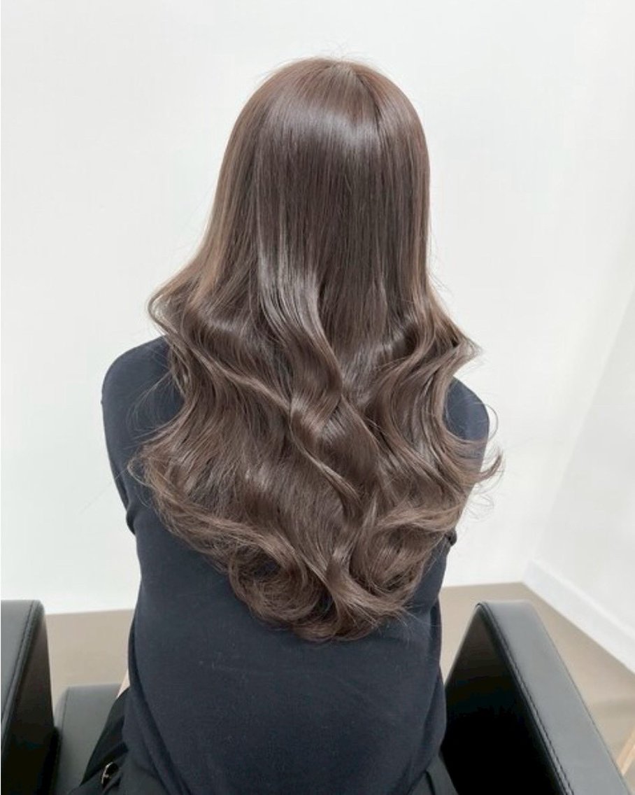 ロング カラー アッシュ アッシュグレー アッシュグレージュ ベージュカラー ブリーチ ヘアカラー ioe愛莉 /透明感カラーのヘアスタイル