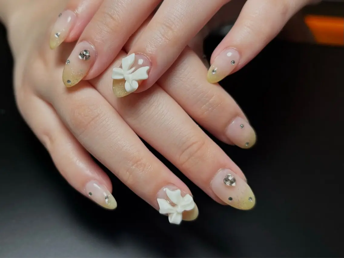 ネイル グラデーション キラキラネイル ぷっくりネイル リボン ストーンネイル ハンドネイル D.d nail Rina✨のネイルデザイン