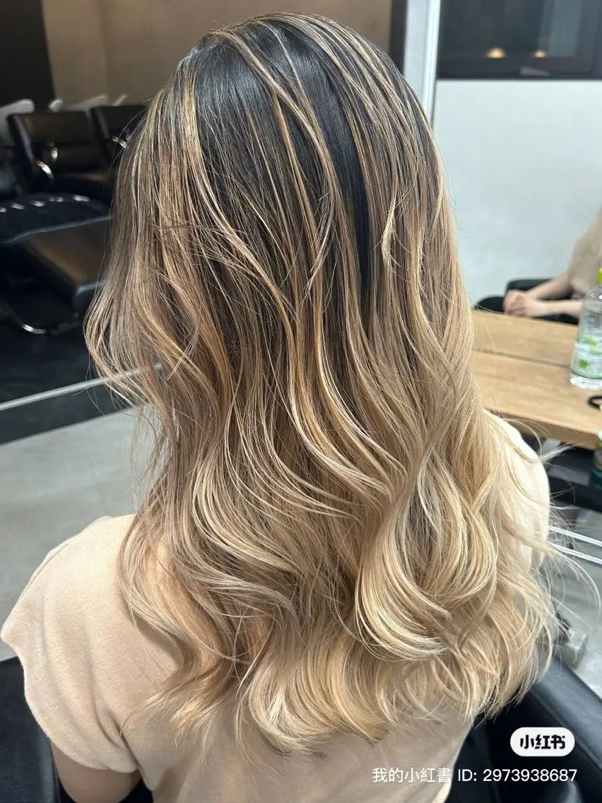 ロング カラー バレイヤージュ ブリーチ ケアブリーチ レイヤーカット トリートメント ヘアカラー トリートメント RYOSUKE ハイトーンのヘアスタイル