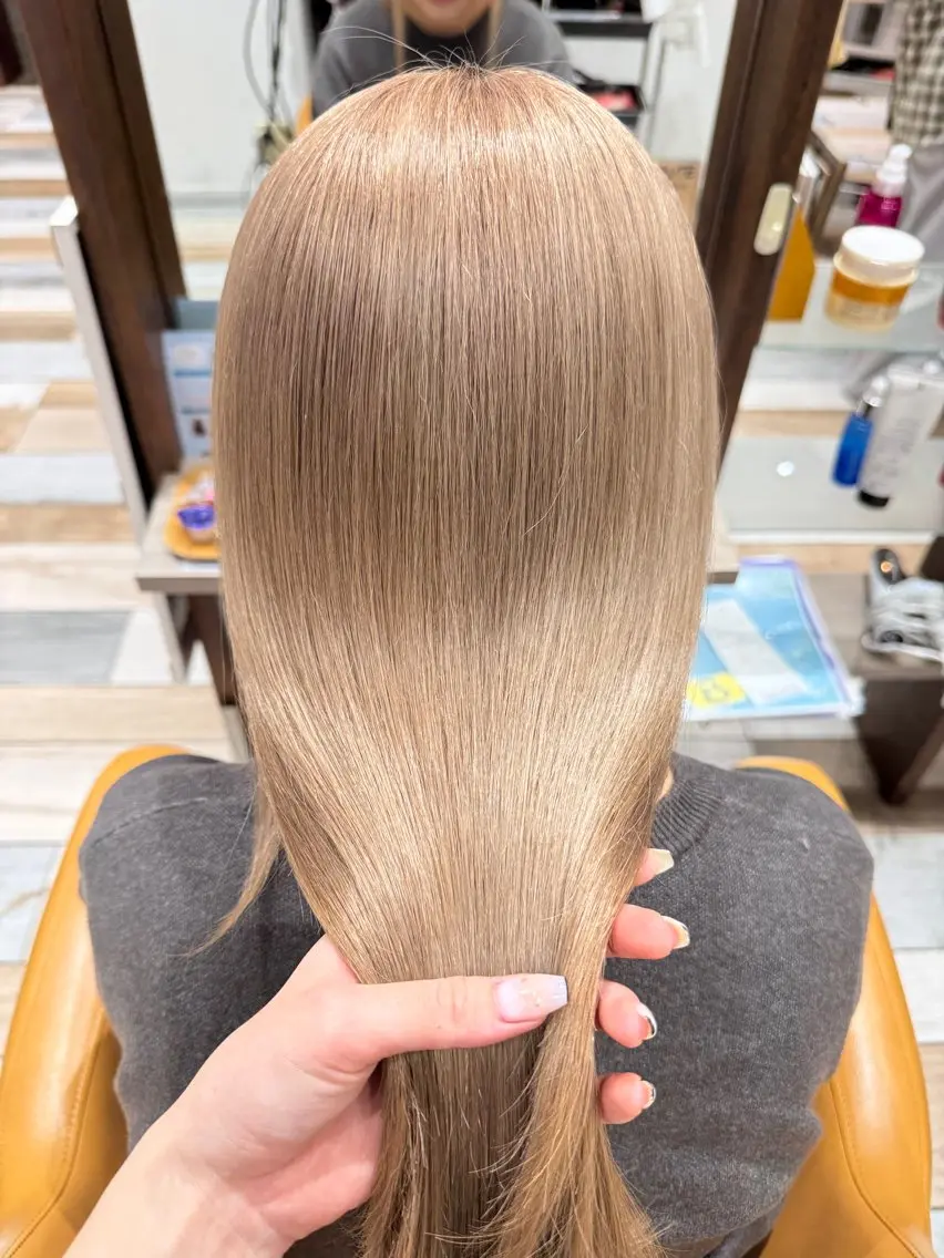 ロング カラー ベージュカラー ミルクティーベージュ カット ヘアカラー トリートメント 福吉 雛乃のヘアスタイル