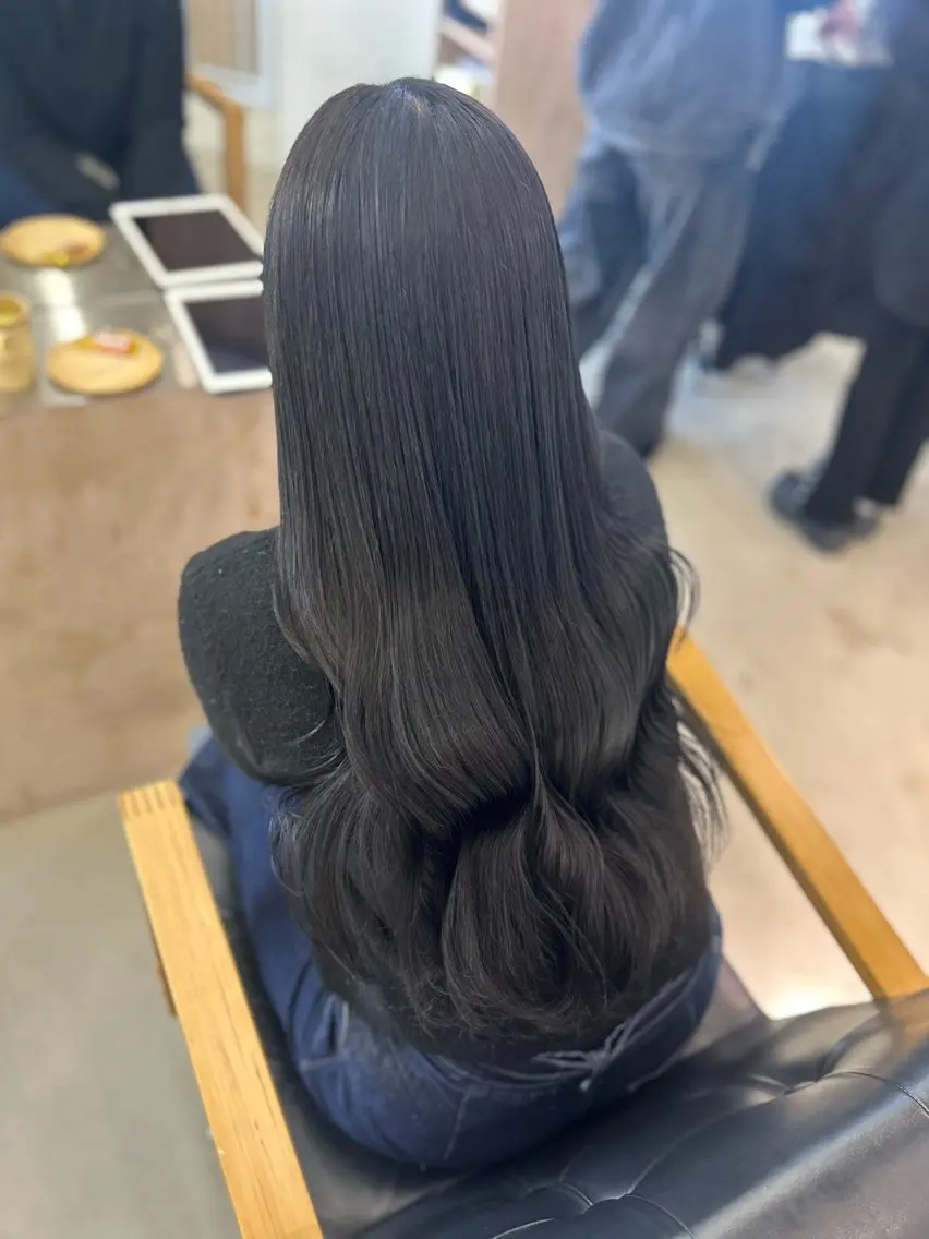 ロング カラー ロングレイヤー ダークグレー 髪質改善 レイヤーカット ロング noa  🦋 ブリーチ/暖色のヘアスタイル