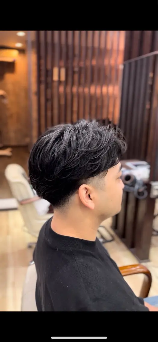 パーマ メンズ フェザーパーマ メンズパーマ 刈り上げ 亀井 慎太郎のヘアスタイル