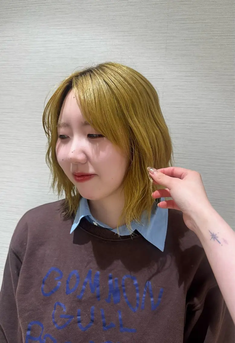 ミディアム カラー ヘアアレンジ タイトボブ個性派カラ ーAKANEのヘアスタイル
