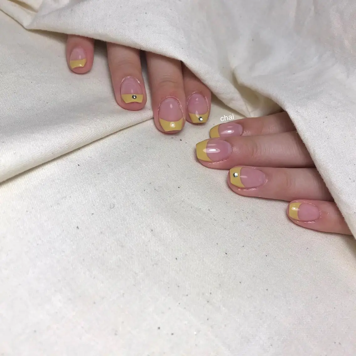 ネイル フレンチネイル ストーンネイル 黄色 ハンドネイル chai nail _ai📍鶴橋/桃谷のネイルデザイン