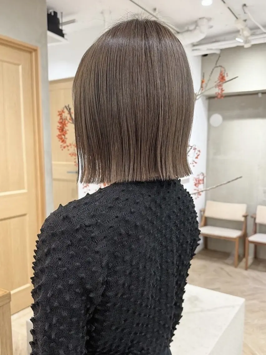 ミディアム カラー グレージュ ミルクティーグレージュ ボブ カット ヘアカラー トリートメント 似合わせレイヤー ＆縮毛矯正のヘアスタイル