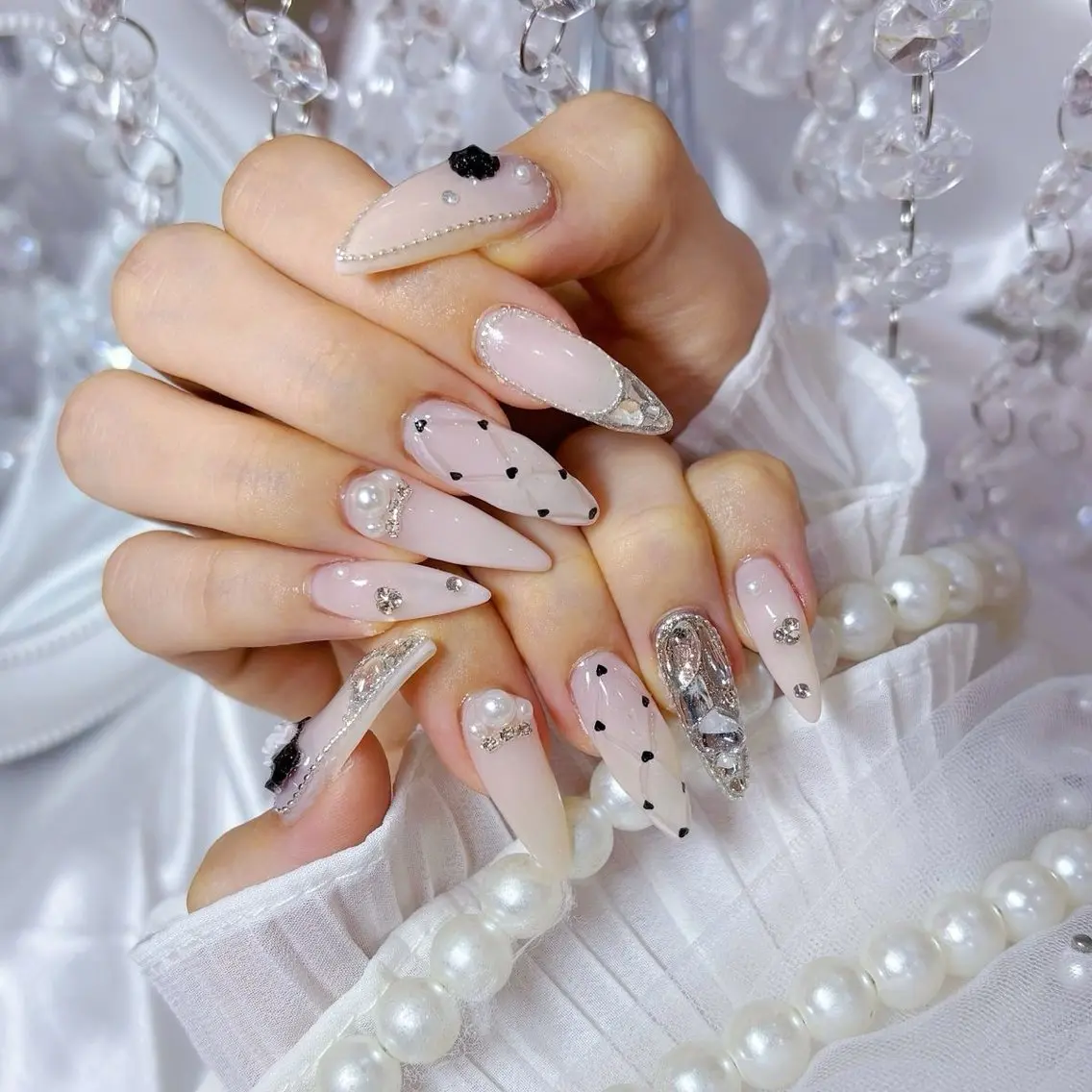 ネイル 長さ出し キラキラネイル 韓国ネイル ロングネイル ワンホンネイル ハンドネイル Josie nail salonのネイルデザイン