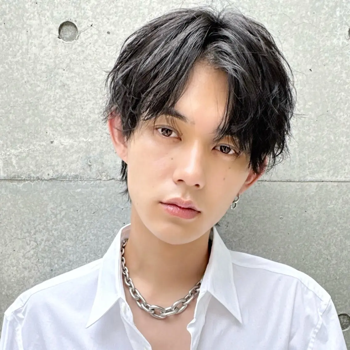 メンズ センターパート コンマヘア メンズデザインカット ダウンパーマ フェザーパーマ カット ヘアセット シャドウ/フェザー ニュアンスヘアメンズのヘアスタイル
