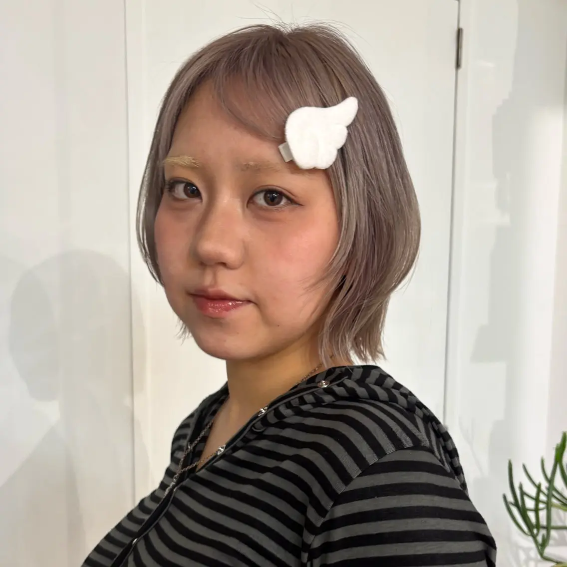 ショート カラー ブリーチ グレージュ ヘアカラー 【ブリーチ/ヘアセ ット】Kano🎀のヘアスタイル