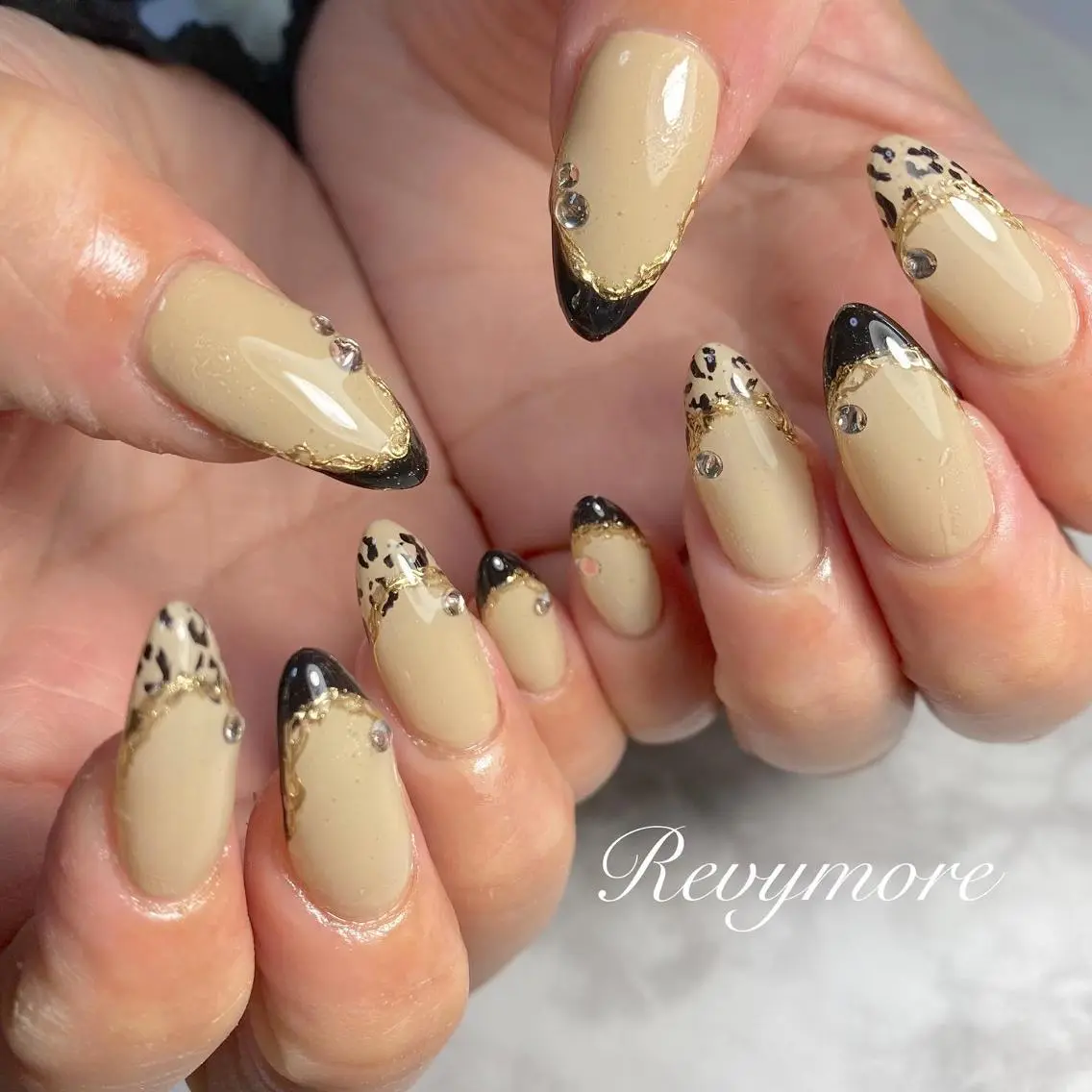 ミディアム ネイル 韓国風ヘア アニマル柄 フレンチネイル ジェルネイル キラキラネイル nail salon Revymoreのネイルデザイン