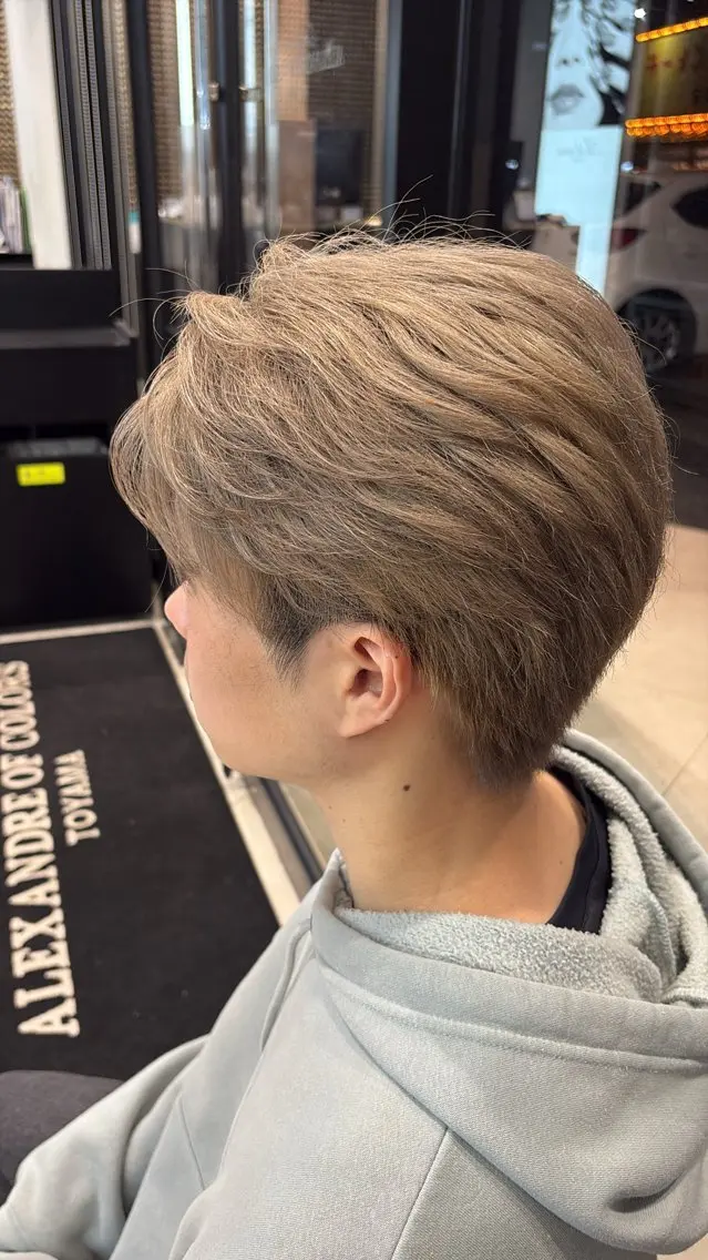 カラー メンズ メンズブリーチ メンズハイトーン ベージュカラー ブリーチ ハイトーンカラー 石崎 瀬那のヘアスタイル