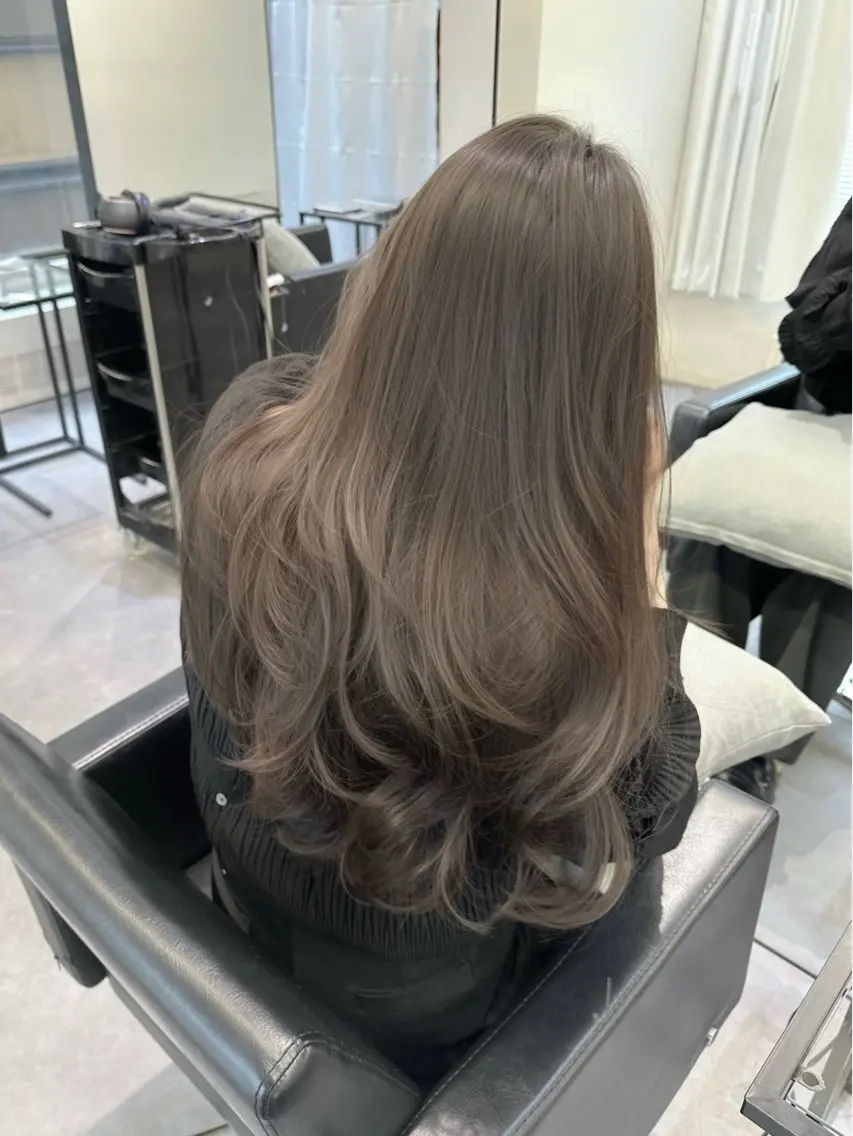 ロング トレンドレイヤー/ 透明感カラーのヘアスタイル