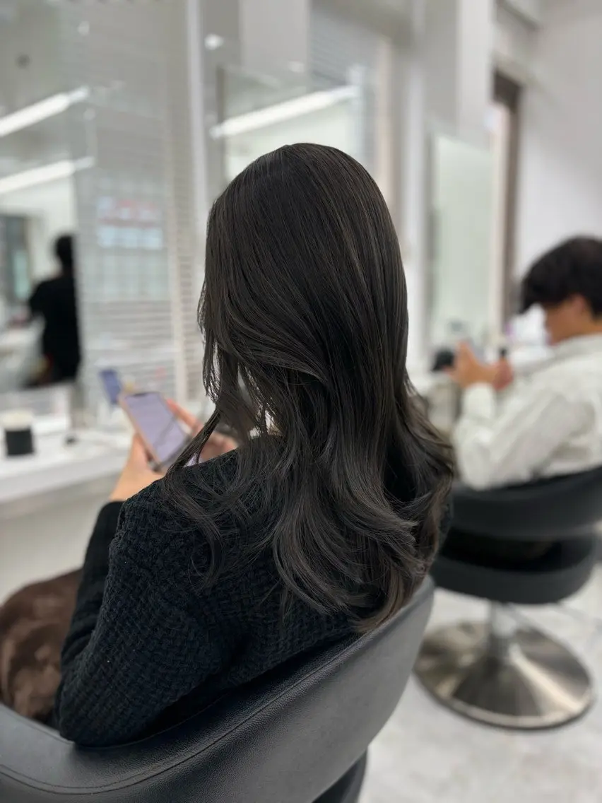 セミロング カラー 抜け感レイヤー︴ ニュアンスカラーのヘアスタイル