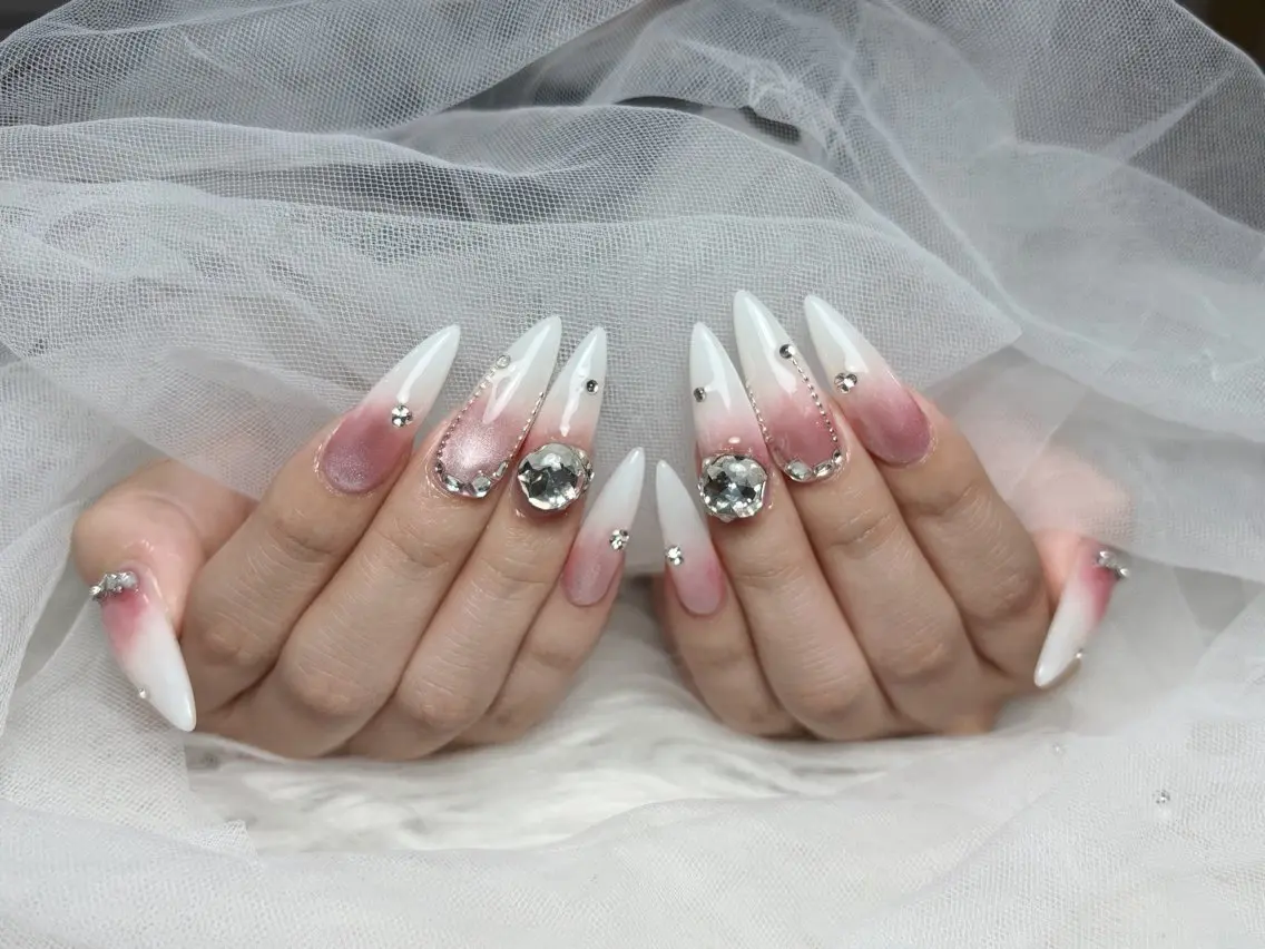 ネイル チークネイル ドット フレンチネイル グラデーション 韓国ネイル ハンドネイル Cloudy Chan Nailのネイルデザイン