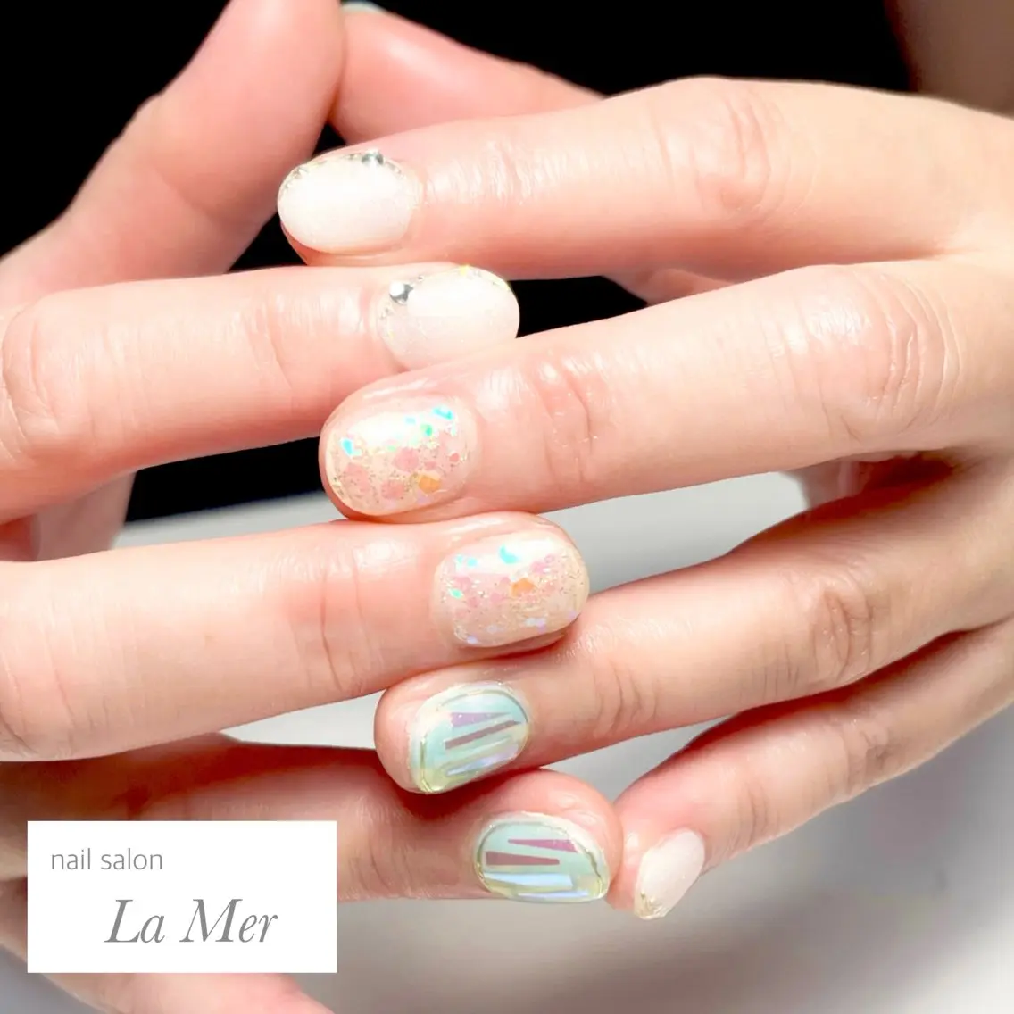 ネイル オーロラネイル ブルー 水色 オフィスネイル シンプルネイル ハンドネイル nailsalon La Merのネイルデザイン