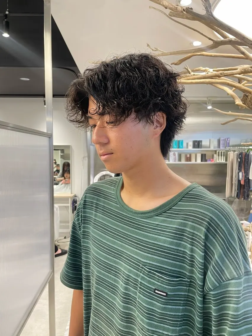 ショート パーマ メンズ メンズメッシュ メンズパーマ メンズツイストパーマ 波巻きパーマ スパイラルパーマ カット パーマ フェザーショート⚡️ REONのヘアスタイル