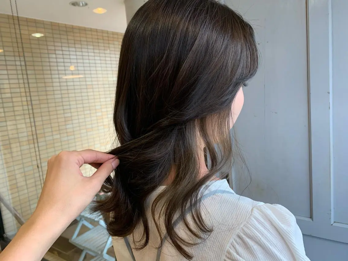 ロング カラー グレージュ インナーカラー ツキダテ ユイのヘアスタイル