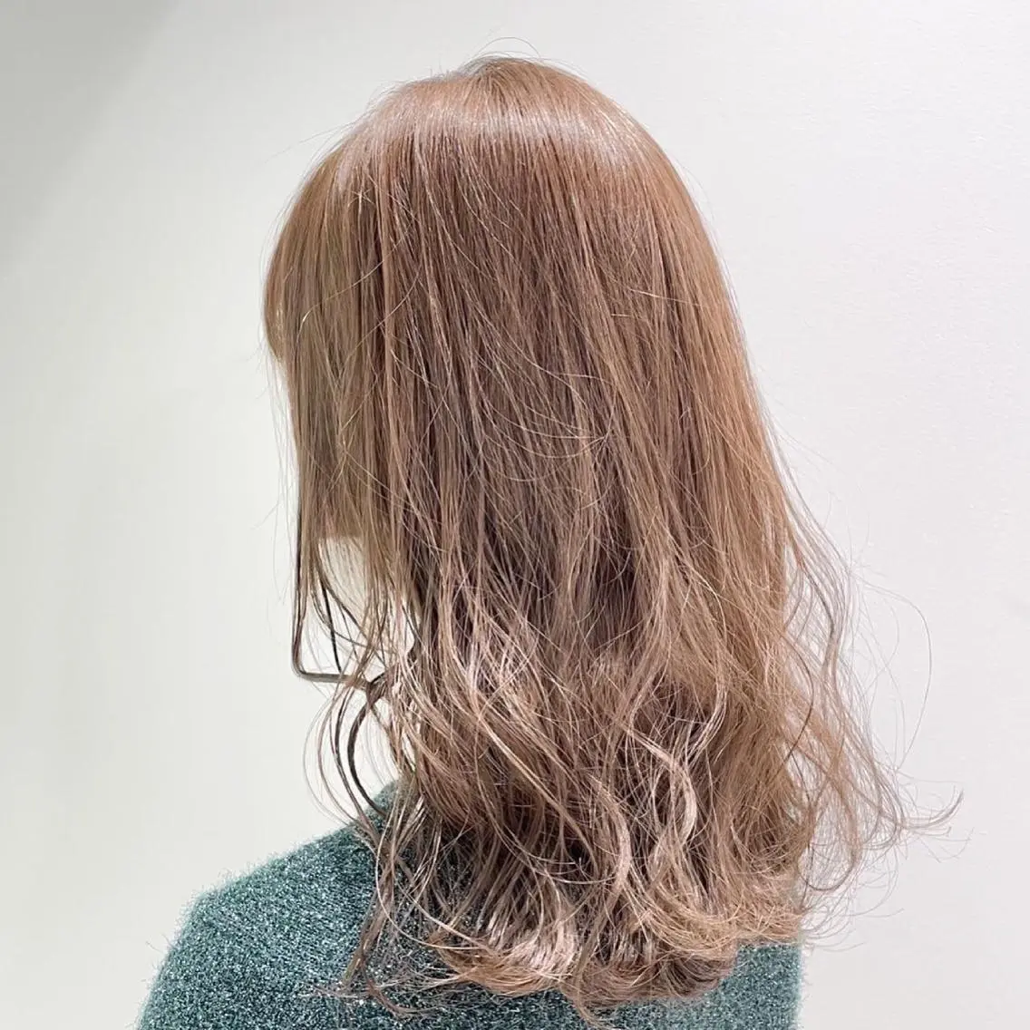 ロング 寒色/ベージュヘア ブリーチありMiOのヘアスタイル