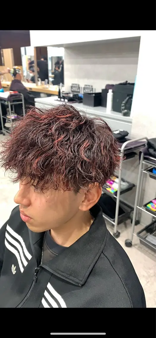 ショート カラー パーマ メンズ センターパート メンズハイライト メンズメッシュ マッシュ メンズパーマ デザイン/ハイトーン 指名No.1パフのヘアスタイル