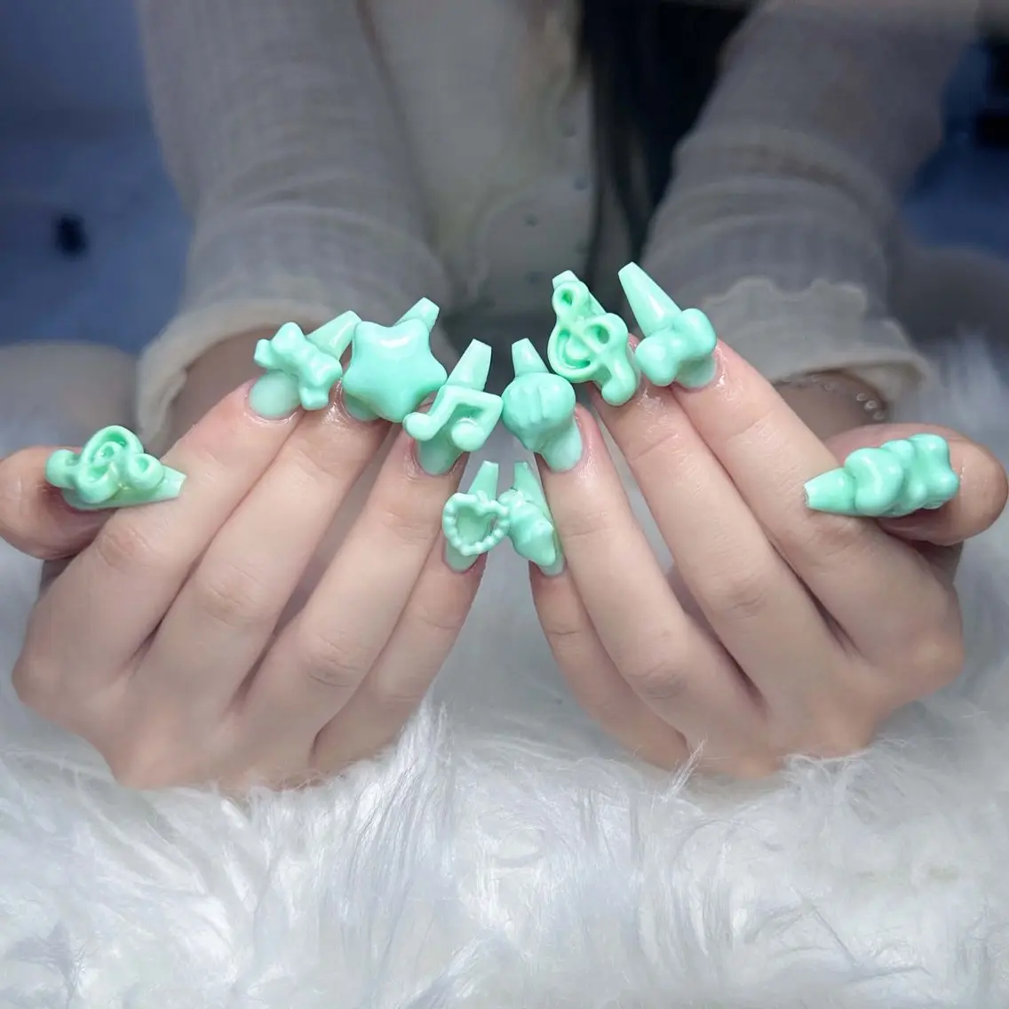 ネイル ガーリー キラキラネイル 韓国ネイル ロングネイル シンプルネイル ハンドネイル Genie Mika Nailsのネイルデザイン