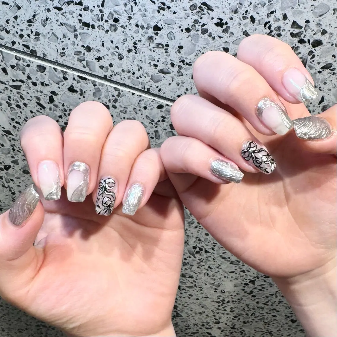 ネイル リボン ハンドネイル RIEKO🍒 ワンホン♡推しネイルのネイルデザイン